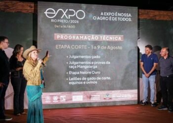 Autoridades, organizadores e representantes do agronegócio participam do lançamento da Expo Rio Preto 2026, posando para foto durante o evento. O encontro destaca a importância da feira para o fortalecimento do agronegócio, da economia regional e da projeção de São José do Rio Preto no cenário nacional. #TBT do lançamento da Expo Rio Preto 2026.