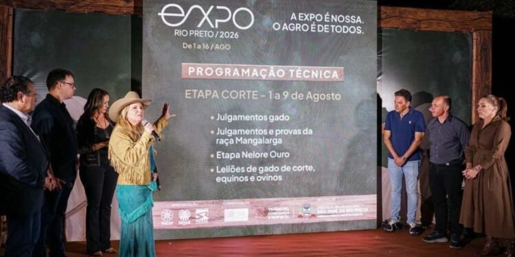 Autoridades, organizadores e representantes do agronegócio participam do lançamento da Expo Rio Preto 2026, posando para foto durante o evento. O encontro destaca a importância da feira para o fortalecimento do agronegócio, da economia regional e da projeção de São José do Rio Preto no cenário nacional. #TBT do lançamento da Expo Rio Preto 2026.