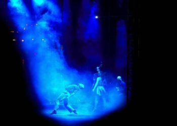 Palco de teatro iluminado durante apresentação cultural no FIT Rio Preto.