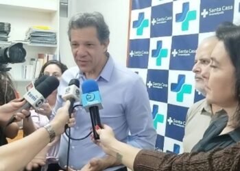 Fernando Haddad durante visita à Santa Casa de Fernandópolis