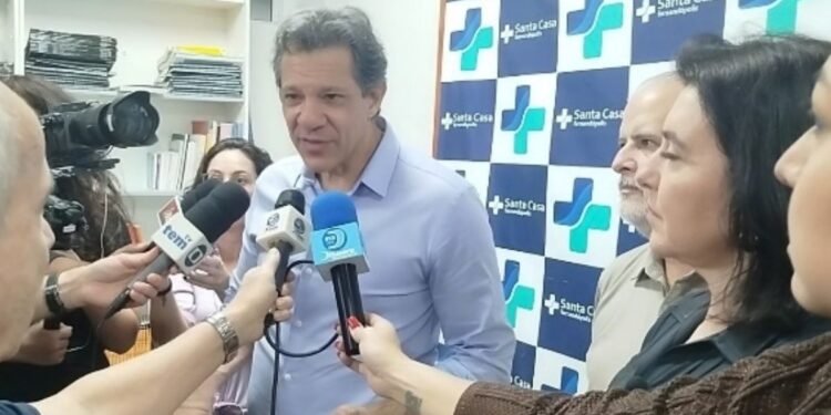 Fernando Haddad durante visita à Santa Casa de Fernandópolis