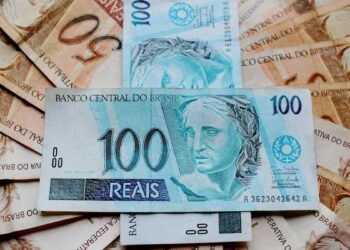Arte ilustrativa sobre o INPC divulgado pelo IBGE, índice que acumula alta de 4,33% e serve de base para reajuste de salários e benefícios no Brasil.