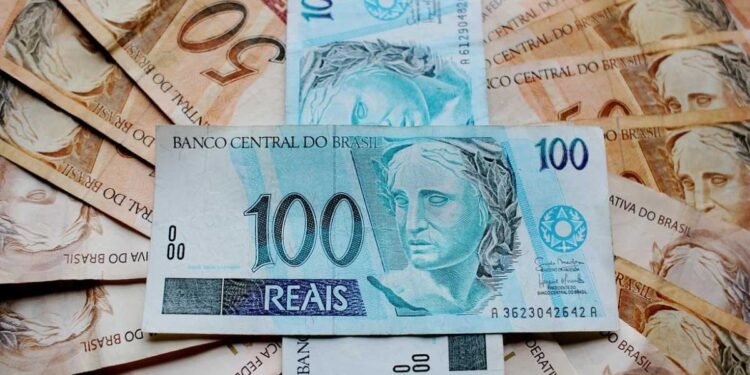 Arte ilustrativa sobre o INPC divulgado pelo IBGE, índice que acumula alta de 4,33% e serve de base para reajuste de salários e benefícios no Brasil.