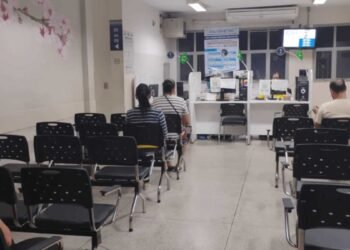 Pacientes sendo atendidos em unidade básica de saúde durante horário noturno em Rio Preto.