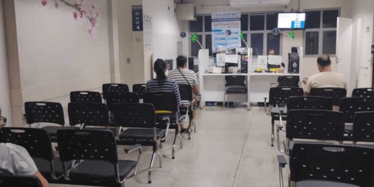 Pacientes sendo atendidos em unidade básica de saúde durante horário noturno em Rio Preto.