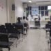 Pacientes sendo atendidos em unidade básica de saúde durante horário noturno em Rio Preto.