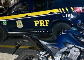 Motocicleta recuperada pela Polícia Rodoviária Federal após perseguição na BR-153, em Ubarana.