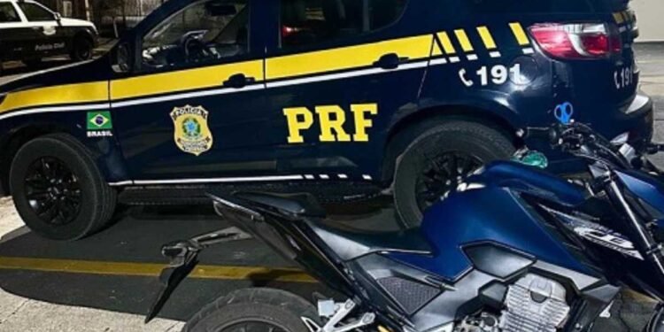 Motocicleta recuperada pela Polícia Rodoviária Federal após perseguição na BR-153, em Ubarana.