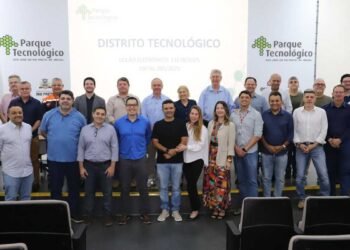 Cerimônia de assinatura de contratos no Parque Tecnológico de Rio Preto com autoridades e empresários.