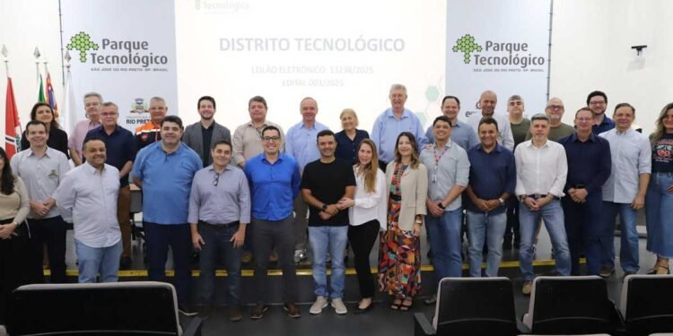 Cerimônia de assinatura de contratos no Parque Tecnológico de Rio Preto com autoridades e empresários.