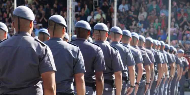 Polícia Militar de São Paulo abre inscrições para concurso com 2 mil vagas de soldado PM.