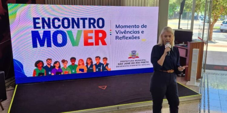 Profissionais da assistência social participam de seminário no Espaço SESI em Rio Preto.