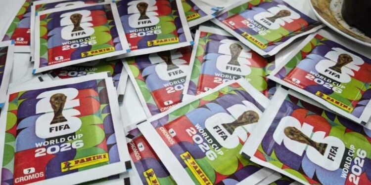 Crianças e adultos participam da troca de figurinhas da Copa do Mundo no Mercado Municipal de Rio Preto.