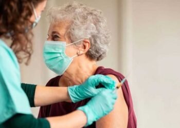 Idoso recebendo a vacina contra o vírus sincicial respiratório (VSR), imunização que reduz internações e complicações graves.