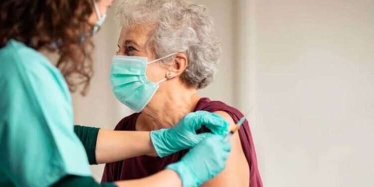 Idoso recebendo a vacina contra o vírus sincicial respiratório (VSR), imunização que reduz internações e complicações graves.