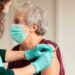 Idoso recebendo a vacina contra o vírus sincicial respiratório (VSR), imunização que reduz internações e complicações graves.