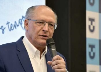 Geraldo Alckmin em Olímpia durante entrega de moradias populares.
