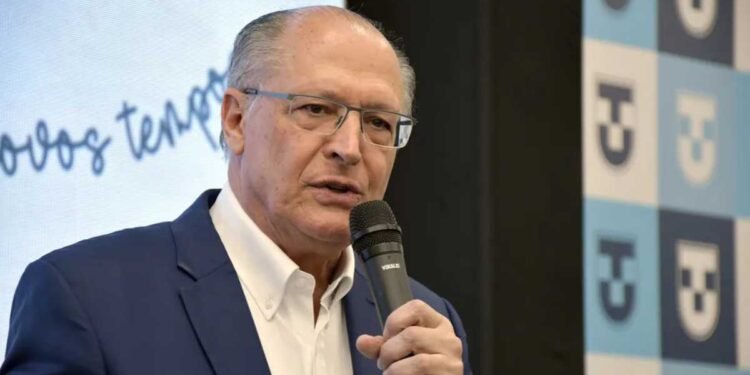 Geraldo Alckmin em Olímpia durante entrega de moradias populares.