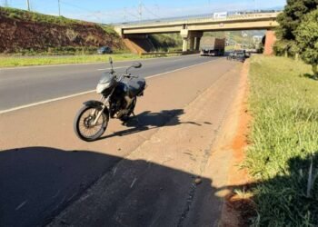 Acidente de moto na BR-153 deixa duas pessoas feridas no perímetro urbano de São José do Rio Preto