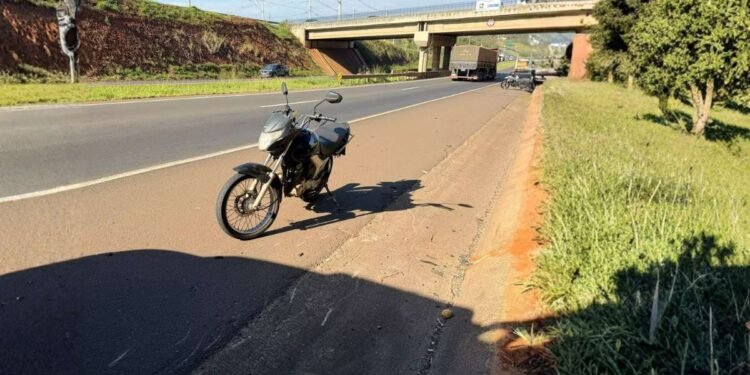 Acidente de moto na BR-153 deixa duas pessoas feridas no perímetro urbano de São José do Rio Preto
