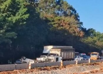 Acidente com veículos na Rodovia Washington Luís em Rio Preto.