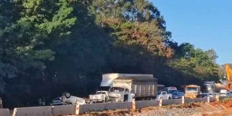 Acidente com veículos na Rodovia Washington Luís em Rio Preto.