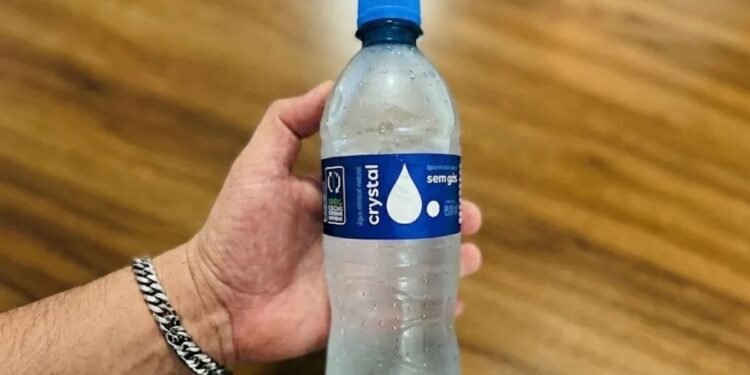 Latas de água mineral contaminada recolhidas pela Anvisa na região de Rio Preto