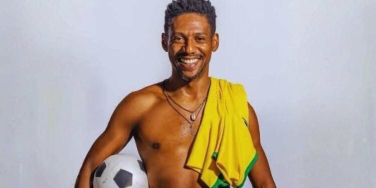 Grupo de teatro em apresentação artística internacional.