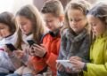 Proporção de crianças com celular cai; segurança é motivo mais citado