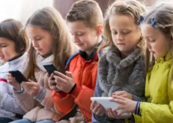 Proporção de crianças com celular cai; segurança é motivo mais citado