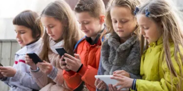 Proporção de crianças com celular cai; segurança é motivo mais citado