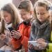 Proporção de crianças com celular cai; segurança é motivo mais citado