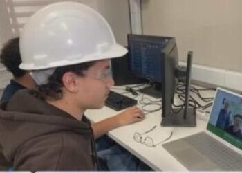 Sala de aula com alunos em curso de tecnologia no Senai.