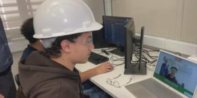 Sala de aula com alunos em curso de tecnologia no Senai.