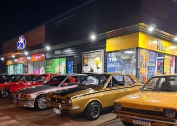 Exposição de carros reúne público na Praça Dom José Marcondes durante o Quinta Racing Oficial em São José do Rio Preto