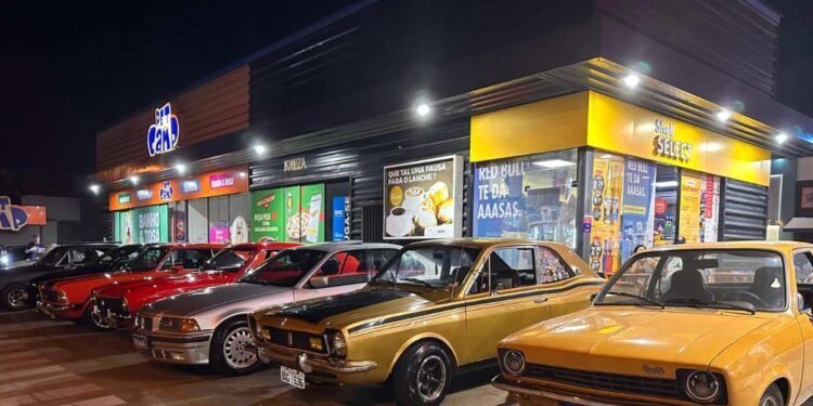 Exposição de carros reúne público na Praça Dom José Marcondes durante o Quinta Racing Oficial em São José do Rio Preto