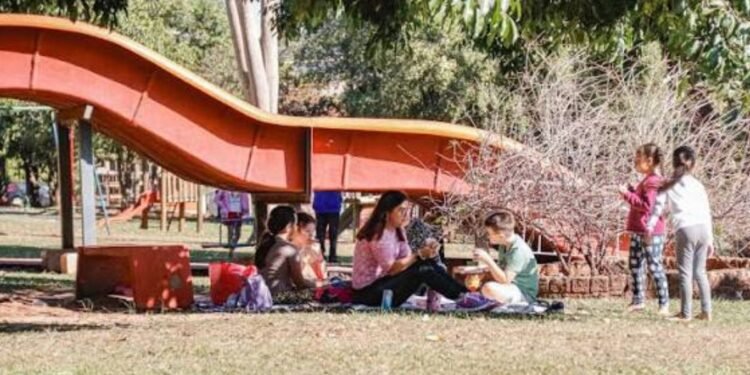 Crianças participam da programação gratuita de férias nos Parques Ecológicos Norte e Sul de Rio Preto com oficinas, brincadeiras e atividades ao ar livre.