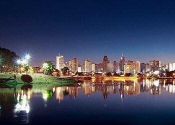 Equipes iniciam troca da iluminação LED em Rio Preto com instalação das primeiras luminárias na Avenida Brigadeiro Faria Lima.