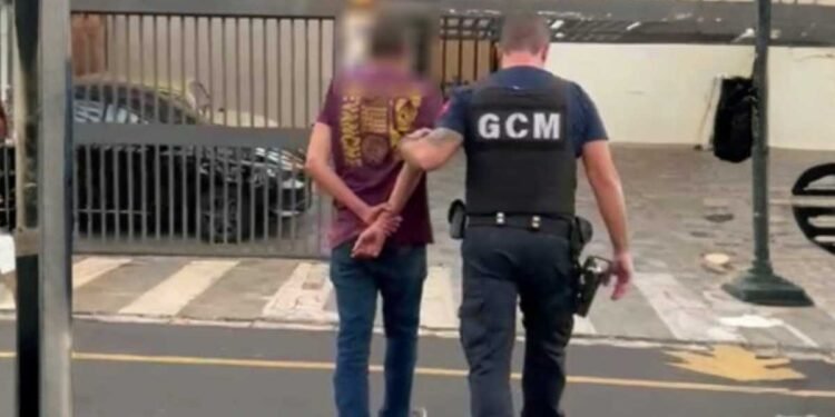 Guarda Civil prende idoso suspeito de importunação sexual contra adolescente na Rodoviária de São José do Rio Preto.