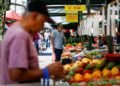 Consumidor faz compras em supermercado após queda no preço dos alimentos influenciar a inflação de junho, segundo o IBGE.