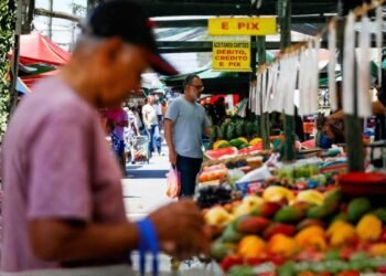Consumidor faz compras em supermercado após queda no preço dos alimentos influenciar a inflação de junho, segundo o IBGE.