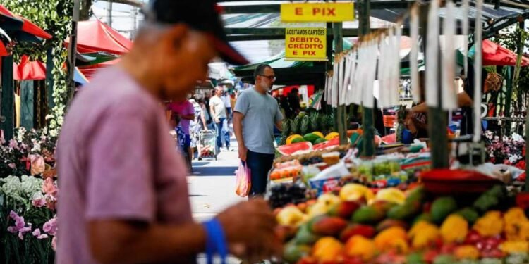 Consumidor faz compras em supermercado após queda no preço dos alimentos influenciar a inflação de junho, segundo o IBGE.