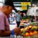 Consumidor faz compras em supermercado após queda no preço dos alimentos influenciar a inflação de junho, segundo o IBGE.
