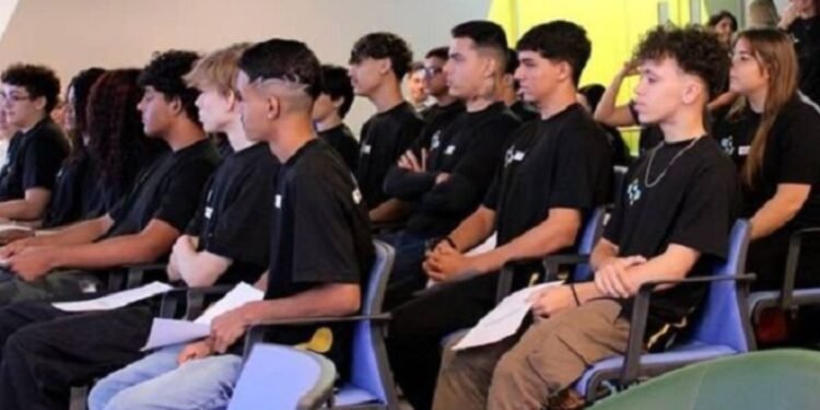 Estudantes participam de curso gratuito de tecnologia em Rio Preto.