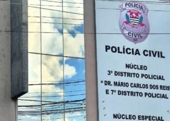 Viatura da Polícia Civil durante atendimento de ocorrência envolvendo motorista de ônibus esfaqueado por colega em Rio Preto.