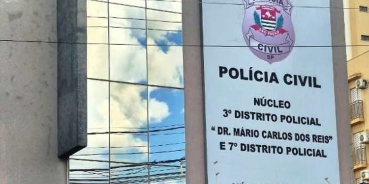 Viatura da Polícia Civil durante atendimento de ocorrência envolvendo motorista de ônibus esfaqueado por colega em Rio Preto.