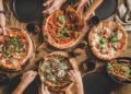Pizza sendo preparada em pizzaria de São Paulo, estado que concentra 32% das pizzarias do Brasil e lidera o consumo no país.