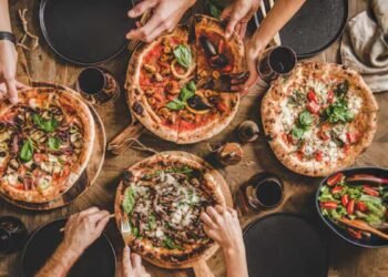 Pizza sendo preparada em pizzaria de São Paulo, estado que concentra 32% das pizzarias do Brasil e lidera o consumo no país.