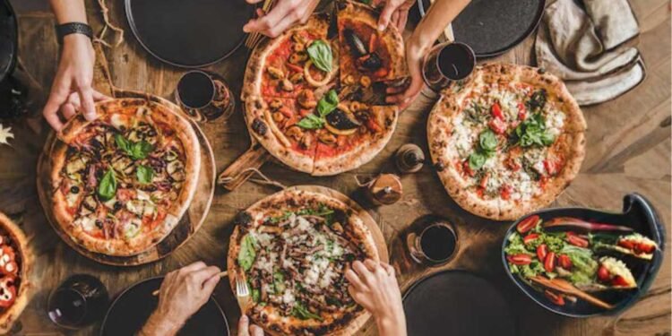 Pizza sendo preparada em pizzaria de São Paulo, estado que concentra 32% das pizzarias do Brasil e lidera o consumo no país.