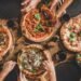 Pizza sendo preparada em pizzaria de São Paulo, estado que concentra 32% das pizzarias do Brasil e lidera o consumo no país.
